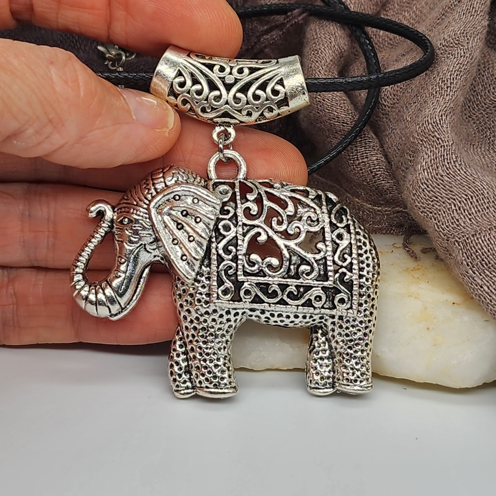 ❤️ Chicos Jewelry Elephant Large Silver Pendant Boho Ethnic Neck Black cord